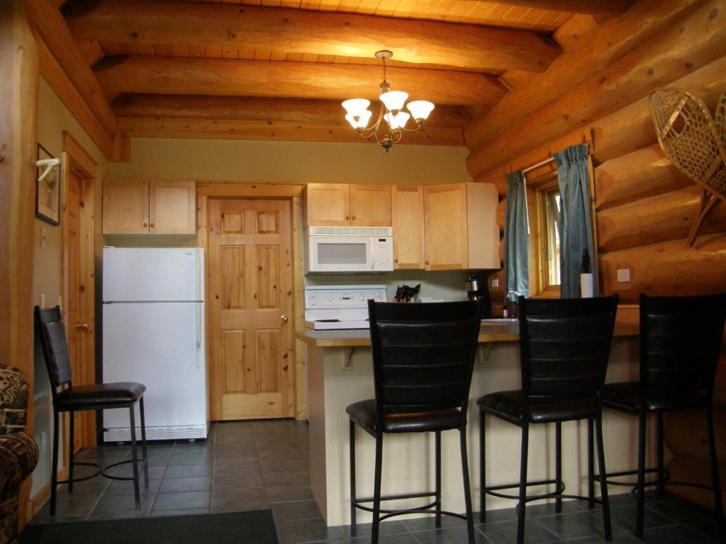 Yoho Chalets Villa Голдън Стая снимка